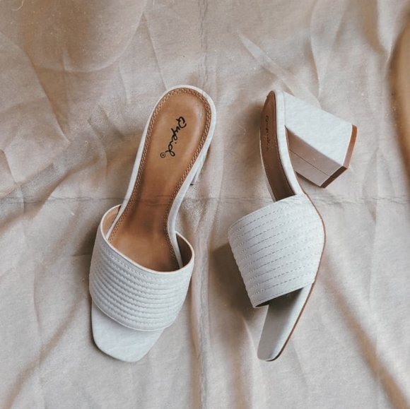 🚨LAST PAIR// White mule - Picture 3 of 4